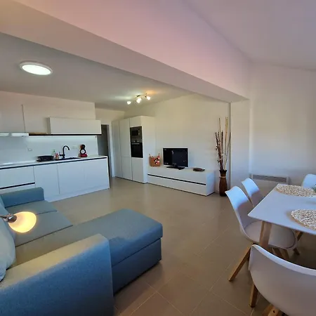 Апартамент Infinity View 7 *